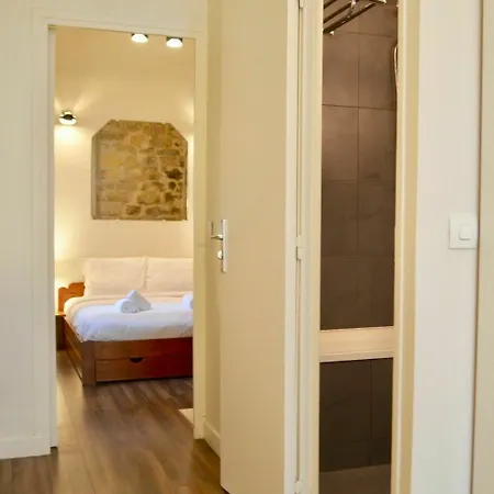 1 Bedroom In The Heart Of The Marais Area *